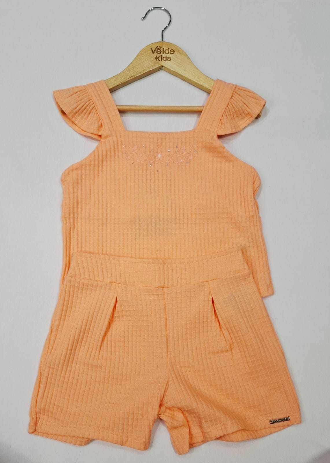 Conjunto Infantil Feminino Texturizado – Regata com Babados + Short Alfaiataria