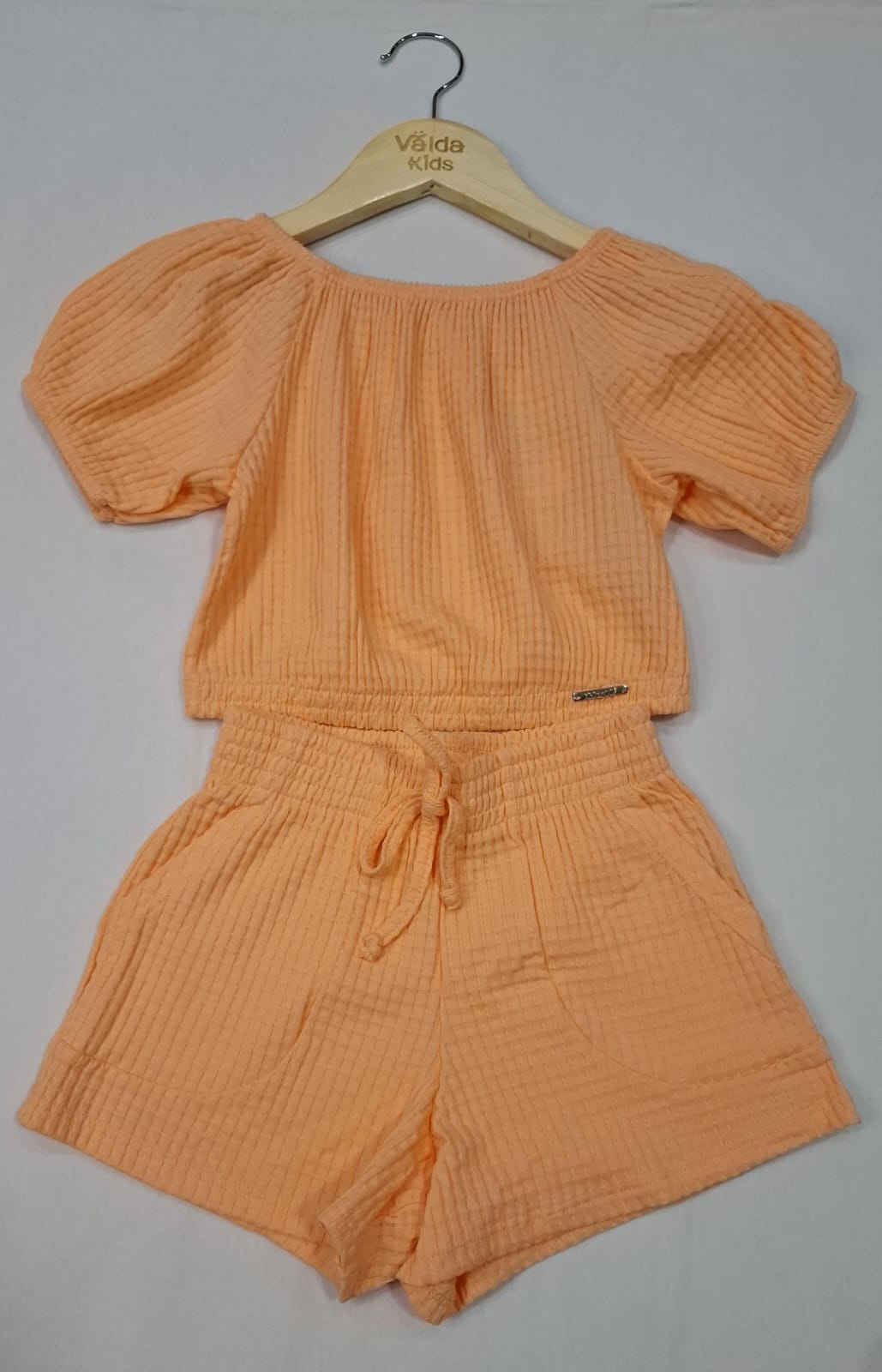 Conjunto Infantil Feminino Texturizado – Blusa Ombro a Ombro + Short com Amarração