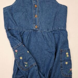 Vestido Jeans Infantil com Bordados Florais – Alcinhas e Botões Frontais