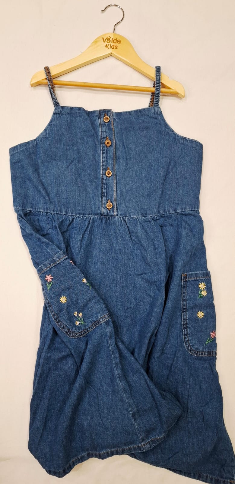 Vestido Jeans Infantil com Bordados Florais – Alcinhas e Botões Frontais