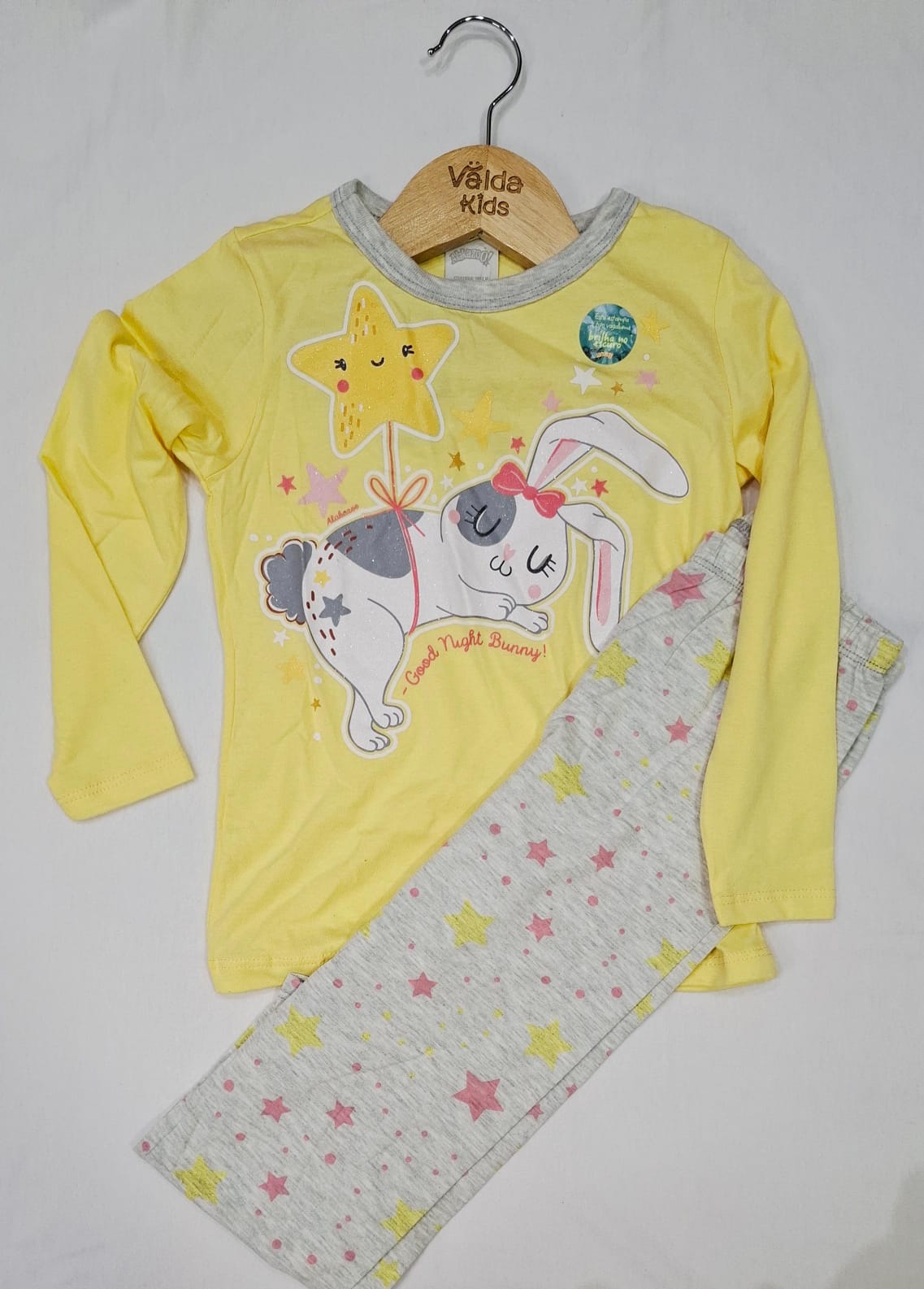 Pijama Infantil Feminino – Coelhinho & Estrelas (Blusa Amarela + Calça Estampada)