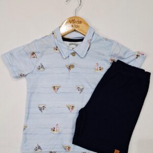 Conjunto Infantil Masculino – Camisa Polo Barquinhos + Bermuda (Cores: Azul / Bege com Amarelo / Bege com Vermelho)