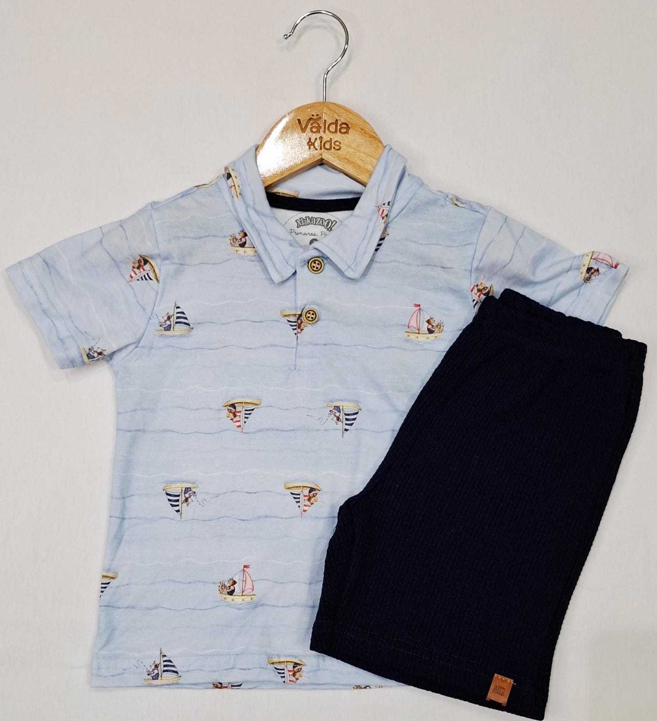 Conjunto Infantil Masculino – Camisa Polo Barquinhos + Bermuda (Cores: Azul / Bege com Amarelo / Bege com Vermelho)