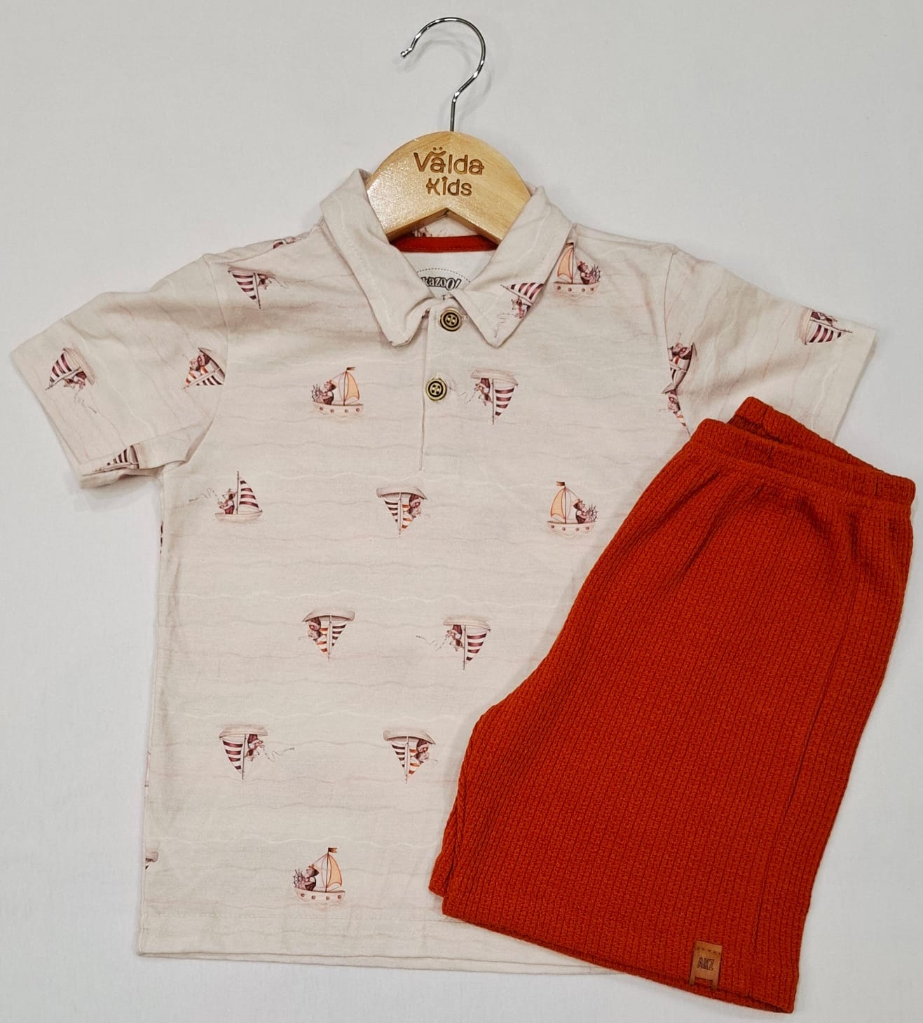 Conjunto Infantil Masculino – Camisa Polo Barquinhos + Bermuda (Cores: Azul / Bege com Amarelo / Bege com Vermelho) Conjunto Infantil Masculino – Camisa Polo Barquinhos + Bermuda (Cores: Azul / Bege com Amarelo / Bege com Vermelho) - Imagem 3