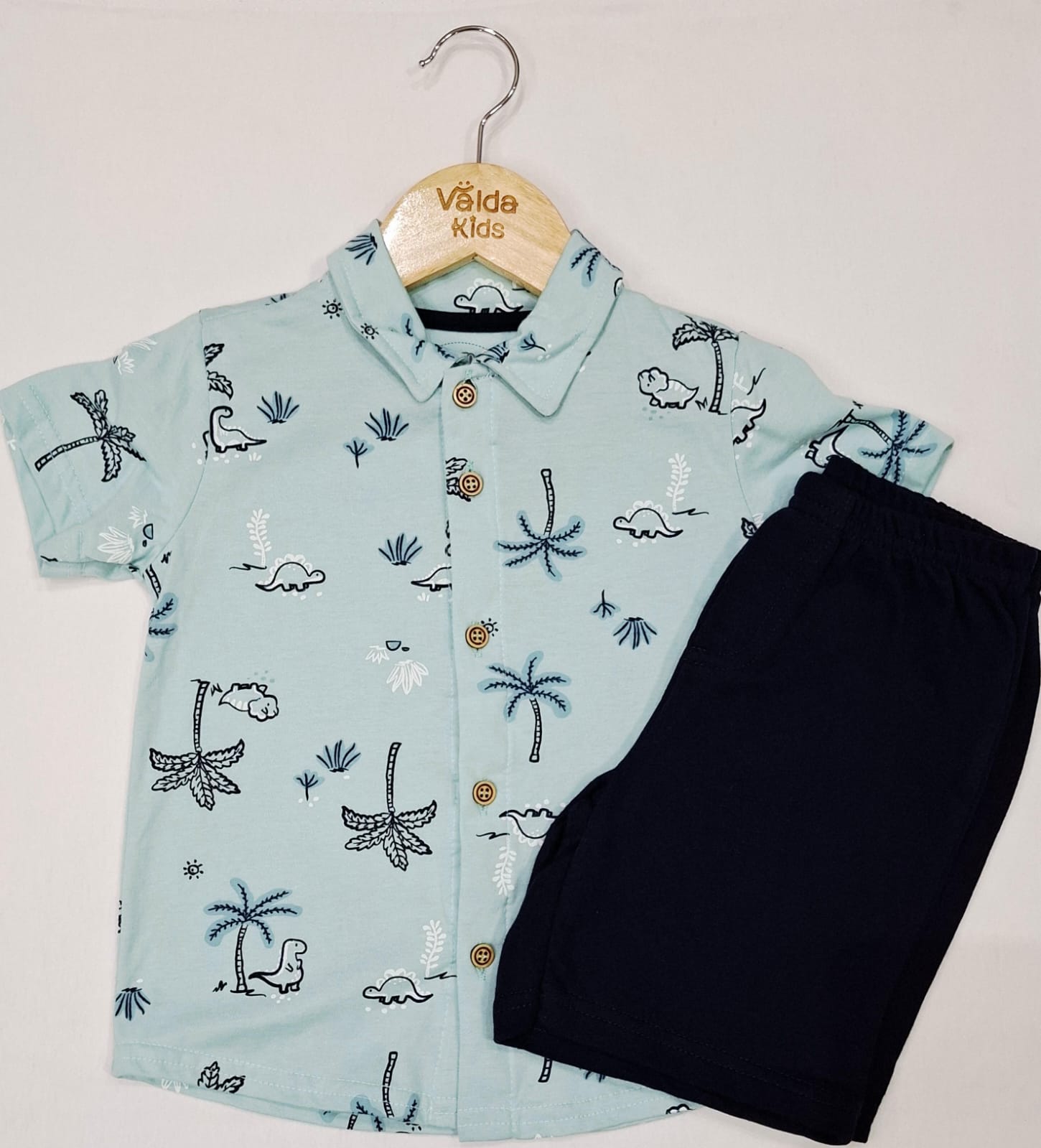 Conjunto Infantil Masculino – Camisa Dino Botões + Bermuda (Cores: Branco / Verde) Conjunto Infantil Masculino – Camisa Dino Botões + Bermuda (Cores: Branco / Verde) - Imagem 2